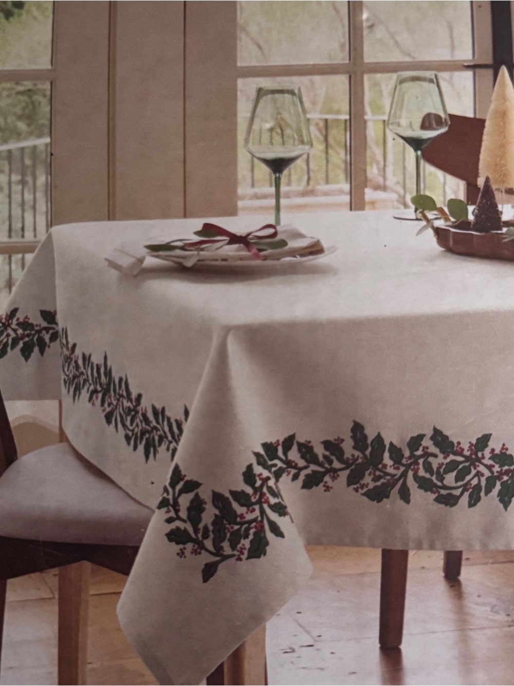 NWT Threshold White Tablecloth with Holly Garland Border